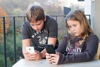 Dánsko zakáže sociální sítě dětem do 15 let. Zavede stejný zákaz brzy i Česko?